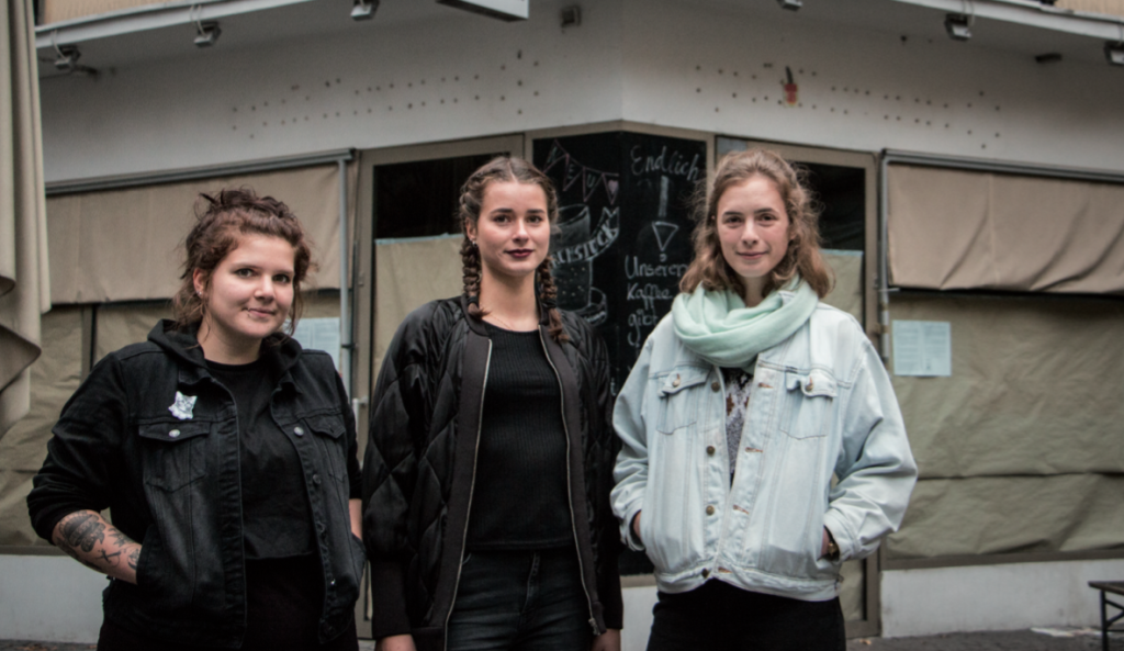 Sarah Waschke, Vesna Schierbaum und Julia Ihde vor dem geschlossenen Café Goldbraun (Foto: Alexander Grantl / AKUT)